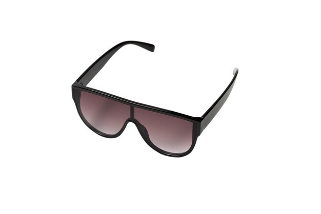 Lunettes de soleil tendance femme noires isolées sur fond blanc.