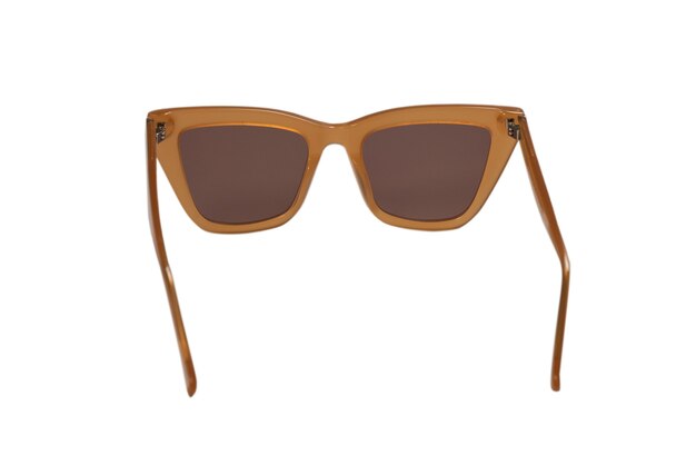 Lunettes de soleil tendance marron femme isolées sur une surface blanche.