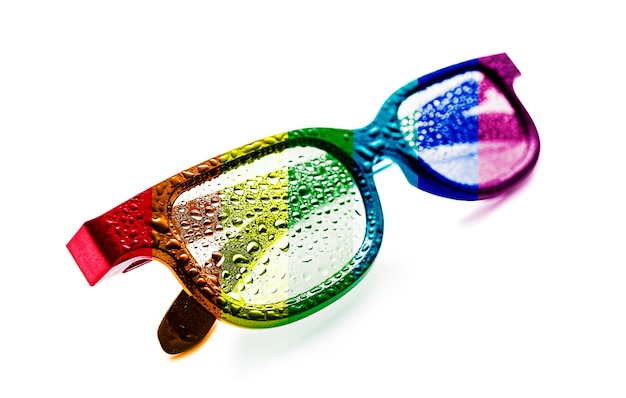 Lunettes de soleil avec transparence du drapeau arc-en-ciel de la communauté LGBT avec des gouttes de rosée. Concept: mouvement LGBT.