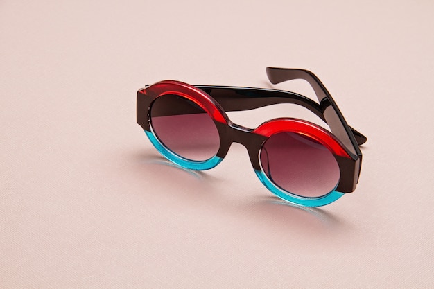 Lunettes de soleil transparentes colorées tendance