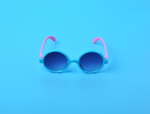 Les lunettes sont sur le fond bleu