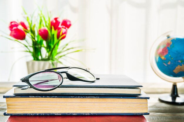 Des lunettes sont placées sur des livres