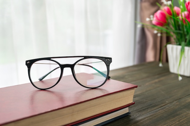 Des lunettes sont placées sur des livres