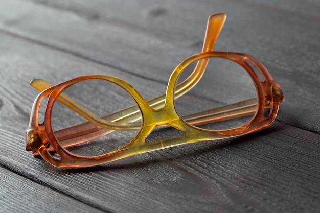 Lunettes sur table en bois