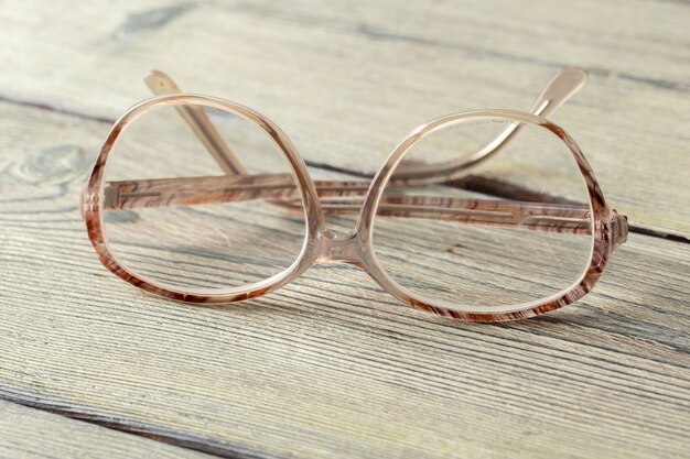 Lunettes sur la table en bois