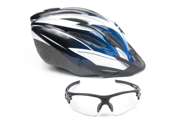 Lunettes de vélo transparentes sur le fond du casque