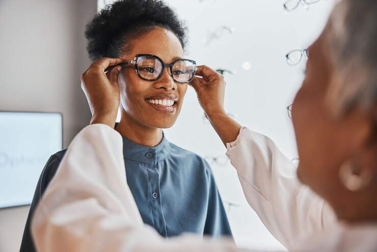 Photo lunettes vérifier femme noire et client avec un employé de magasin et un opticien regardant la lentille eye consulting sourire et évaluation des lunettes dans un magasin de montures pour test de vision et examen de prescription pour les yeux