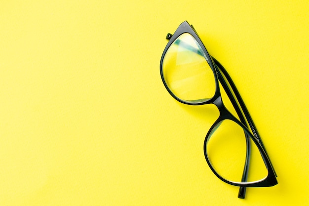 lunettes de vision sur fond jaune