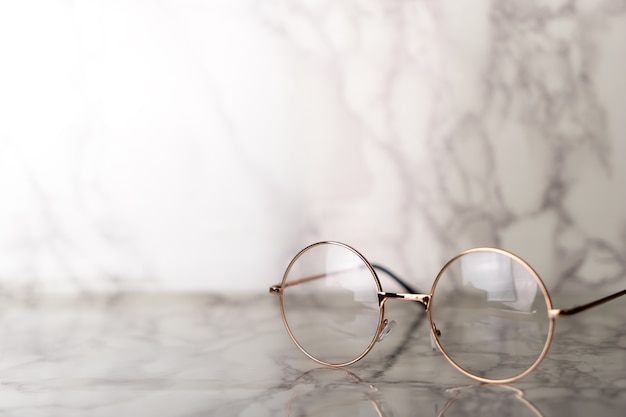 Lunettes de vue dorées Vintage sur la table en marbre de marbre de luxe