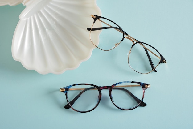 Lunettes de vue élégantes à la mode sur fond bleu