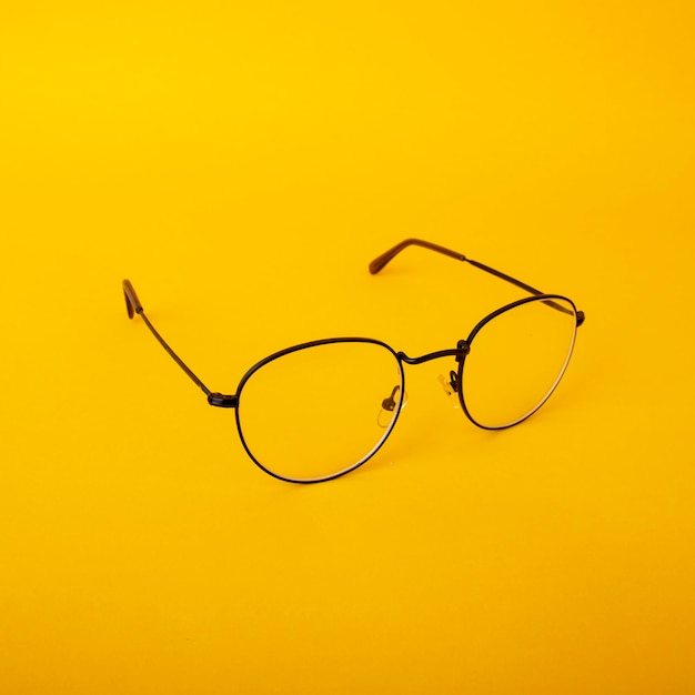 Lunettes de vue isolé sur fond jaune