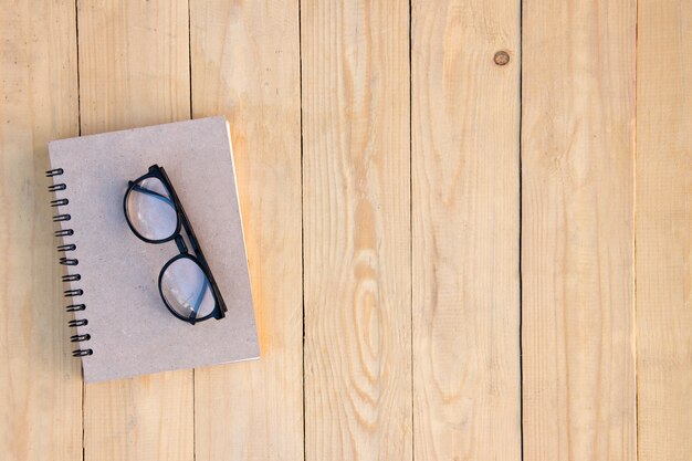 Lunettes de vue sur le journal sur la table en bois de brun