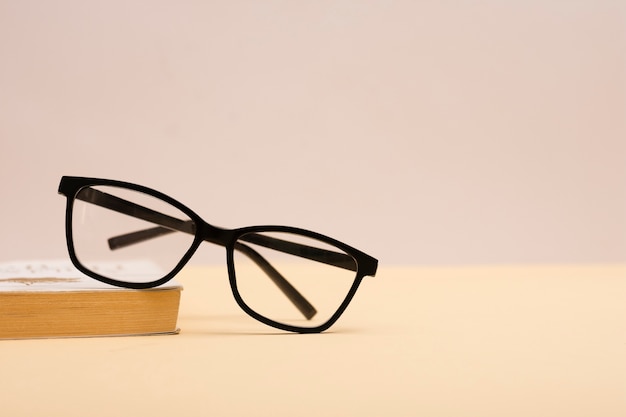 Lunettes de vue en plastique sur une table