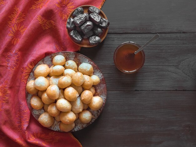 Luqaimat - boulettes sucrées traditionnelles arabes. Nourriture sucrée du Ramadan.