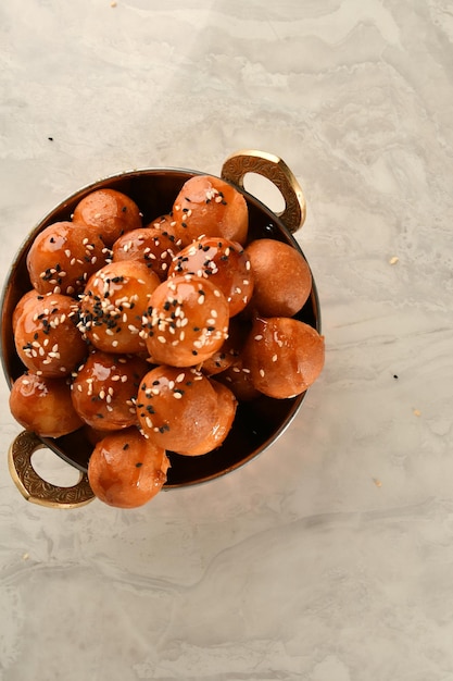 luqaimat ou lokma. Lokma fraîchement frit empilé un dessert populaire du Moyen-Orient