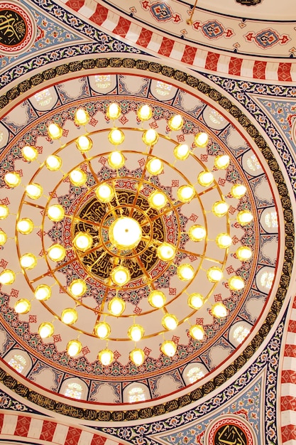 Lustre au plafond de la mosquée