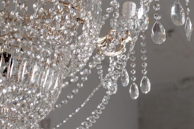 Un lustre Chrystal closeup Glamour fond clair blanc avec espace de copie