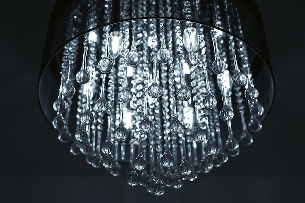 Lustre en cristal élégant dans la chambre