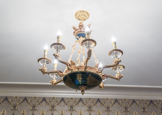 Lustre en cristal de luxe accroché au plafond