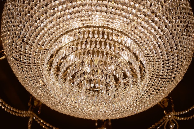 Un lustre en cristal massif Palais de style classique