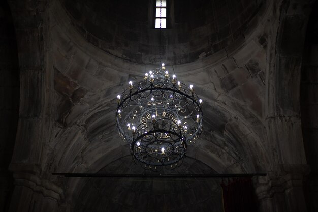 un lustre dans une église avec une fenêtre