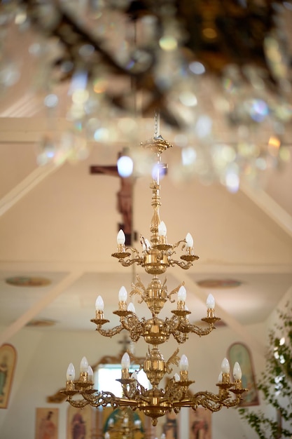 Lustre doré avec candélabres Ambiance solennelle de la salle de bal Lumière et cristal