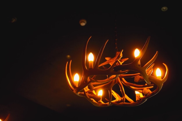 Lustre élégant de bois de cerf dans un café