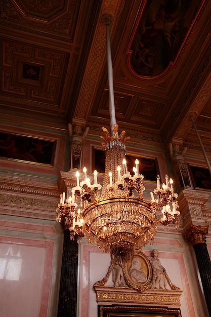 Lustre énorme dans la cathédrale orthodoxe