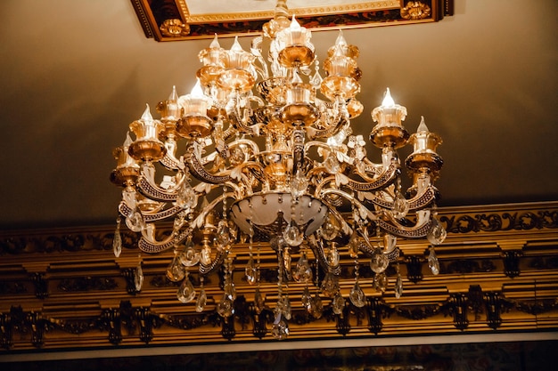 Le lustre intérieur de luxe a des bougies lumineuses Décoration haut de gamme pour la réunion d'affaires ou le mariage de la villa de gala du palais