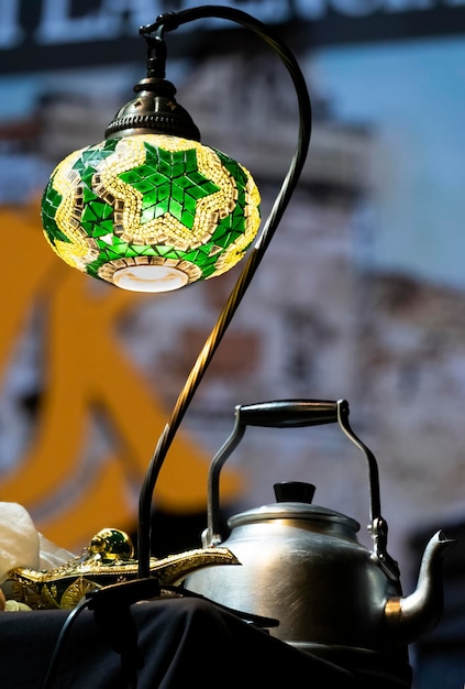 Photo lustre en vitrail au plomb de style tiffany fabriqué à la main par un artisan lors d'une foire artisanale