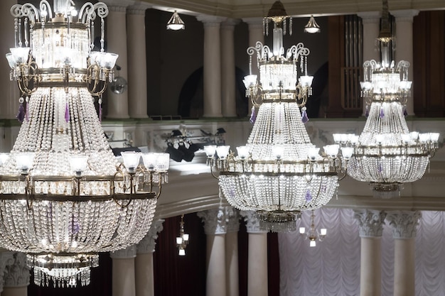 Lustres en cristal dans la salle de concert avec colonnes