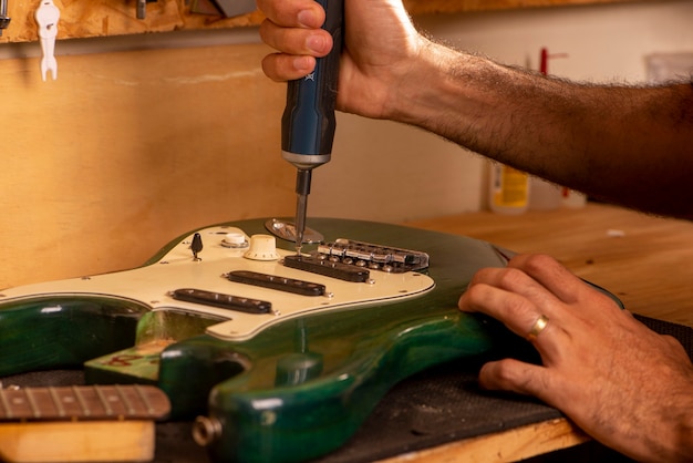 Luthier travaillant sur la réparation d'une guitare