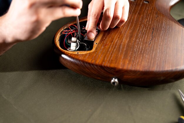 Photo luthiers réparant des basses électriques