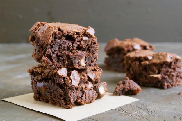 Lutin. Gâteaux au chocolat noir, cuits au four, coupés.