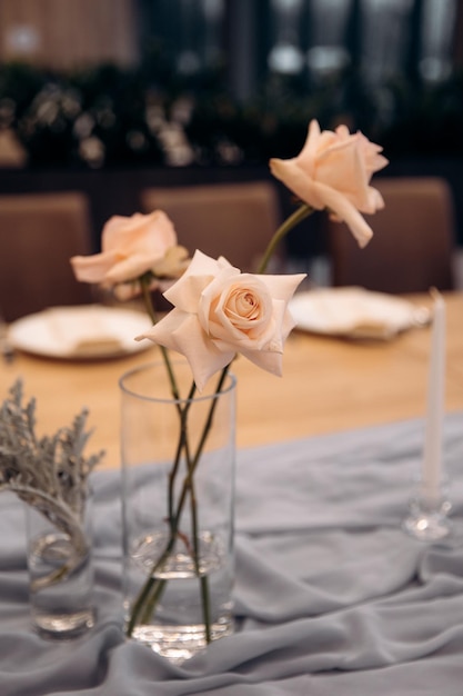 Luxe décoration fantastique de table pour la célébration Détails de la décoration de la fête avec des roses