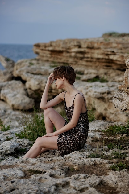 Luxe de la nature moderne femme à la mode posant le mode de vie de la liberté