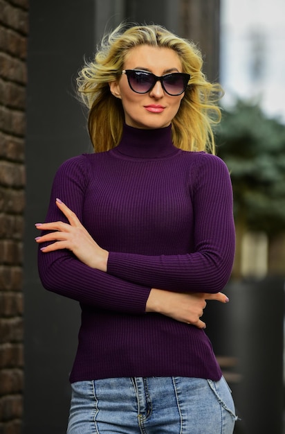 Le luxe, pour la femme qui le mérite. Vêtements chauds et confortables. Style décontracté pour tous les jours. Tricots à la mode. Notion de tricot. Sentir à l'aise. La femme porte un chemisier et des lunettes de soleil. Collection de printemps.