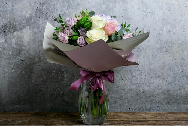 Luxueux bouquet de fleurs sur le fond d'un mur de béton.