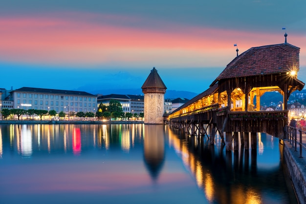 Luzerne. Image de Lucerne, en Suisse, au crépuscule de l&#39;heure bleue.