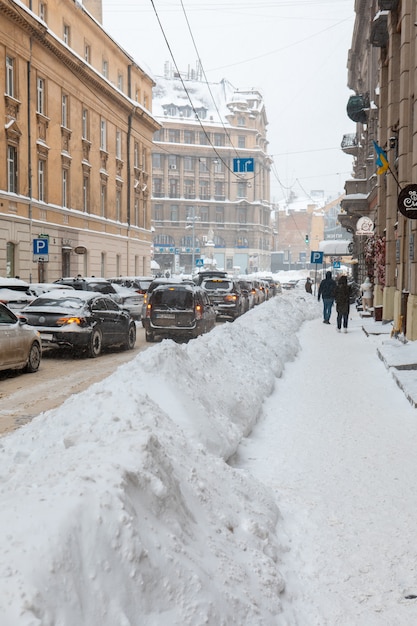 Lviv, Ukraine - 12 février 2021 : rues de la ville après l'espace de copie de tempête de neige