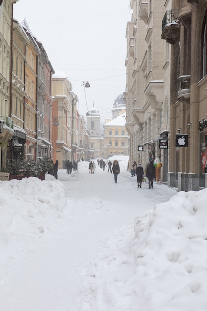 Lviv, Ukraine - 12 février 2021 : rues de la ville après tempête de neige