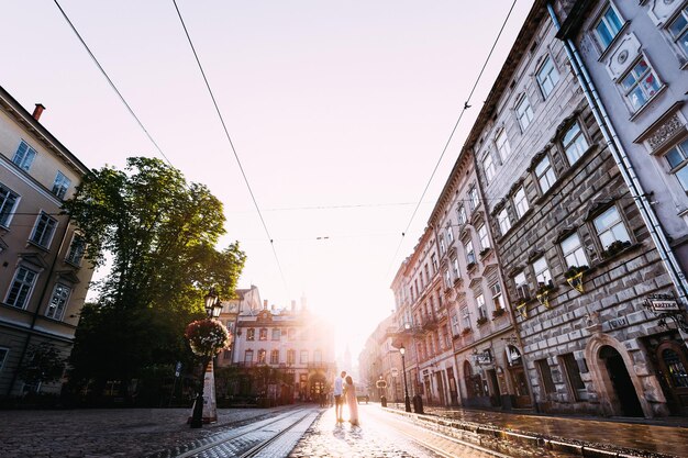 Lviv Ukraine 13 août 2018 jeune couple insouciant marchant le matin se tenant la main dans la rue parlant et profitant d'une date Vue arrière