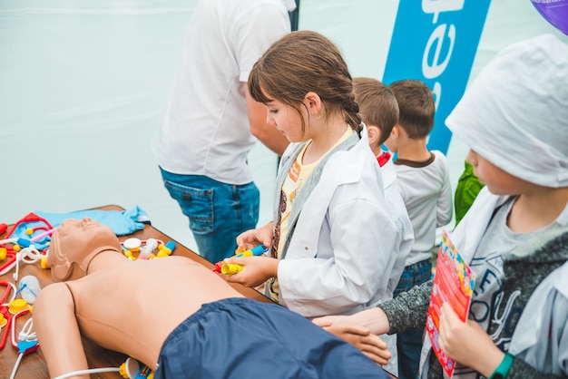 LVIV UKRAINE 17 juillet 2018 familles avec enfants se promenant dans le parc vacances professionnelles pour enfants