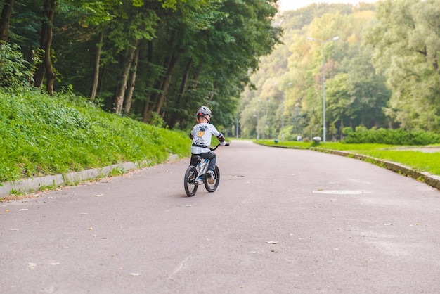 LVIV UKRAINE 18 août 2018 petit garçon à vélo dans un casque