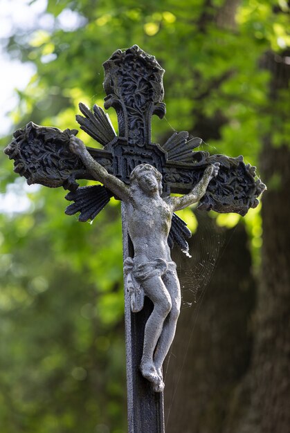 Lviv, Ukraine - 25 mai 2020 : ancien cimetière de Lychakiv à Lviv. Vieille statue sur la tombe dans le cimetière Lychakivskyj