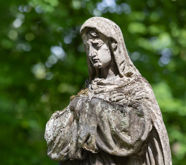 Lviv, Ukraine - 25 mai 2020 : ancien cimetière de Lychakiv à Lviv. Vieille statue sur la tombe dans le cimetière Lychakivskyj