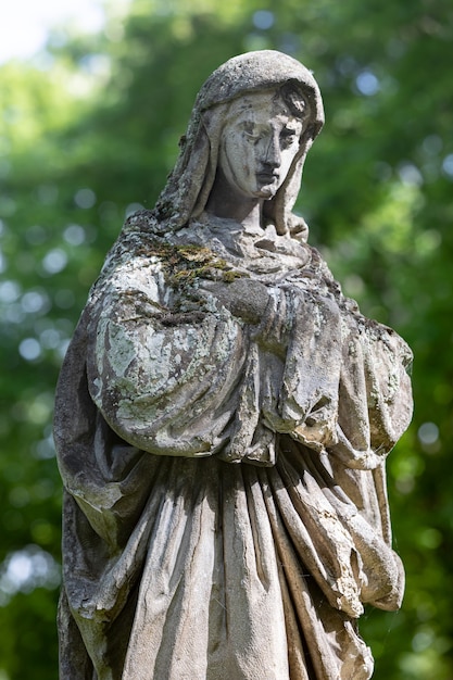 Lviv, Ukraine - 25 mai 2020 : ancien cimetière de Lychakiv à Lviv. Vieille statue sur la tombe dans le cimetière Lychakivskyj