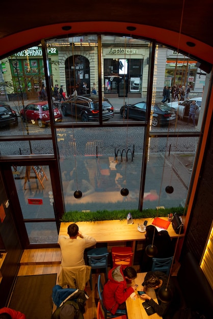 Lviv Ukraine 30 septembre 2018 femme assise dans un café buvant du thé chaud dessinant en même temps