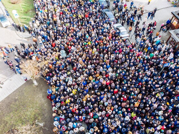 LVIV UKRAINE 6 APRIL 2018 Procession avec une grande croix La foule marche de son temple au temple