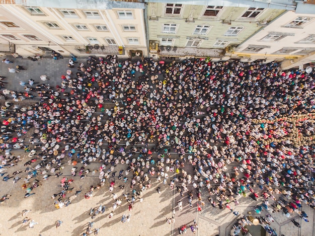 LVIV UKRAINE 7 octobre 2018 vue aérienne procession religieuse dans les rues de la ville nonnes et moines